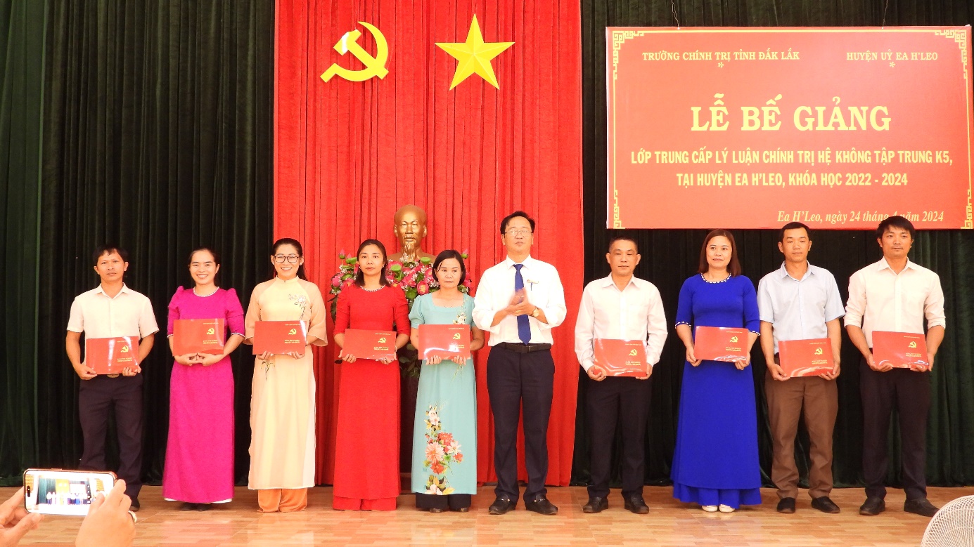 Lễ bế giảng lớp Trung cấp lý luận chính trị hệ không tập trung K5 tại huyện Ea H’Leo